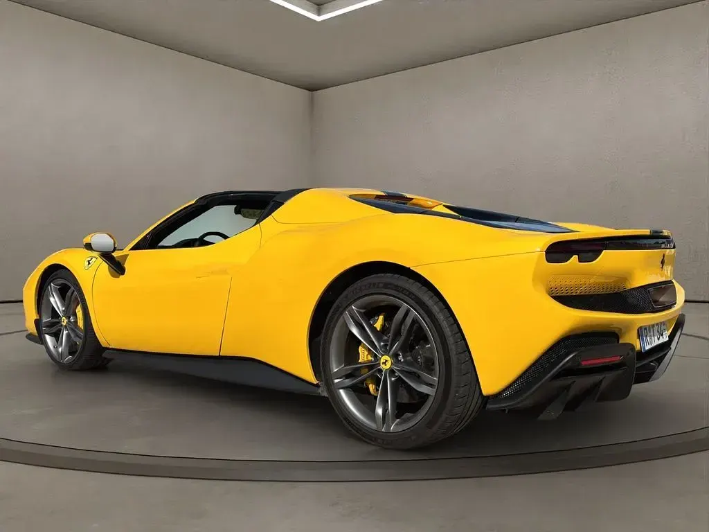 Gebraucht Ferrari 296 829 PS (609 kW) 2024 Gelb Cabrio