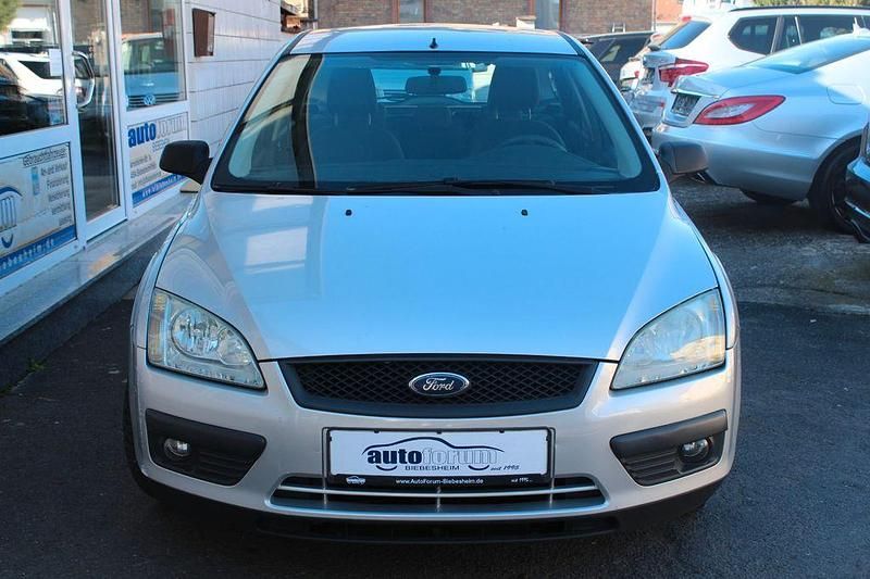 Gebraucht Ford Focus Trend 101 PS (74 kW) 2005 Silber Limousine