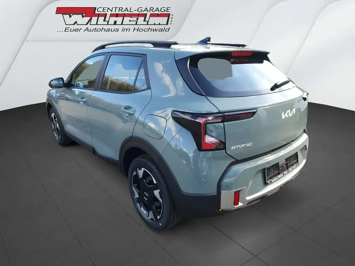 Neu Kia Stonic 101 PS (74 kW) 2026 Adventurous grün met. SUV