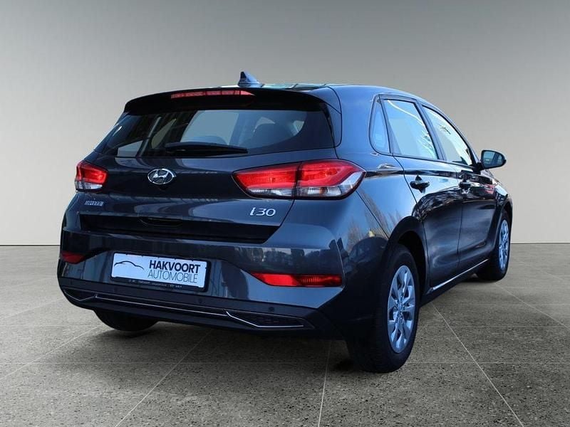 Gebraucht Hyundai i30 120 PS (88 kW) 2023 Anthrazit dark knight Limousine