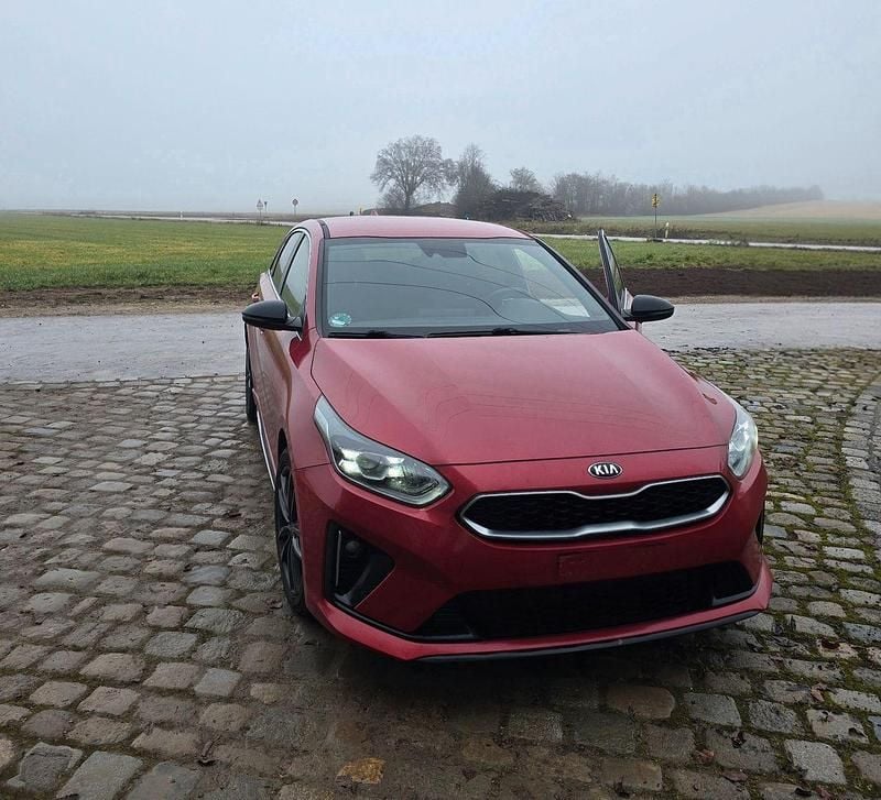 Rot Gebraucht 2020 Kia Ceed GT GT-Line Limousine | 17.700 € (Fairer Preis) - Bild 1/4