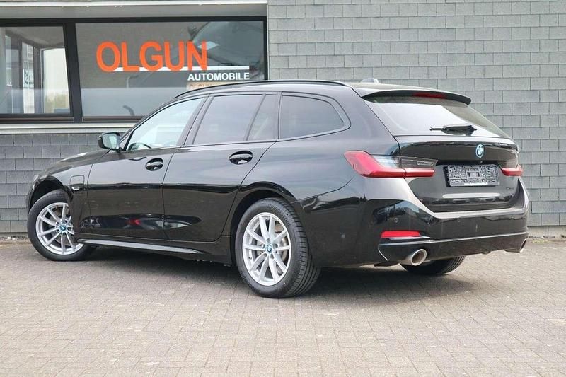 Gebraucht BMW 320 Performance 163 PS (119 kW) 2023 Schwarz ii/bonnet fluid black Kombi