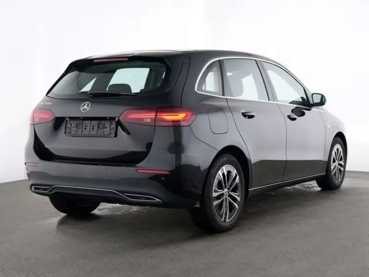 Gebraucht Mercedes B250e Progressive 218 PS (160 kW) 2025 Schwarz Van / Kleinbus
