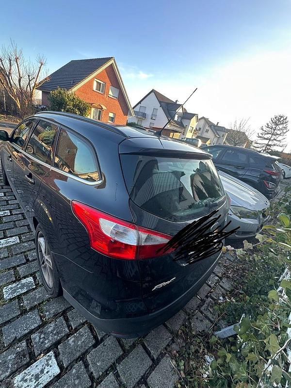 Gebraucht Ford Focus Trend 101 PS (74 kW) 2014 Schwarz Kombi