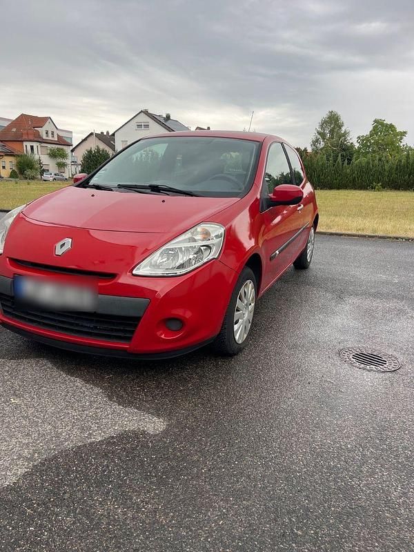 Rot Gebraucht 2010 Renault Clio II Dynamique Limousine | 3.599 € (Etwas zu teuer) - Bild 1/4