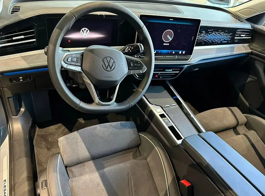 Neu VW Passat Elegance 150 PS (110 kW) 2026 Grün Kombi