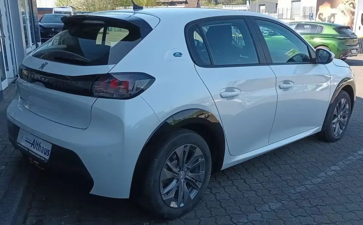 Gebraucht Peugeot e-208 Active 100 kW (136 PS) 2021 Lack weiss perlglänzend Kleinwagen