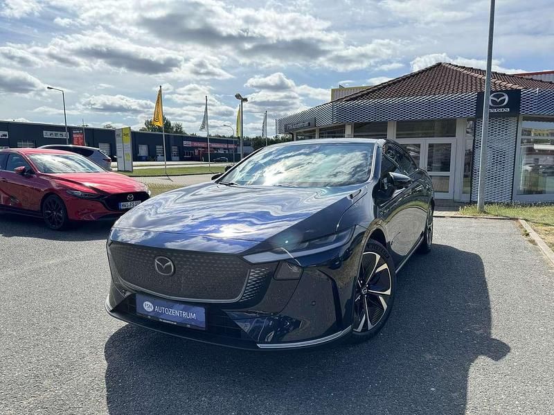 Deep crystal blue Neu 2025 Mazda 6e Takumi-Line Limousine | 40.570 € (Guter Preis) - Bild 1/4