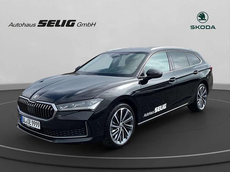Onyx schwarz metallic/onyx sch Gebraucht 2024 Skoda Superb LAURIN & KLEMENT Kombi | 43.330 € - Bild 1/3