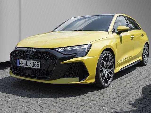 Pythongelb metallic Gebraucht 2025 Audi RS3 Sportback Ambiente Kleinwagen | 65.450 € (Fairer Preis) - Bild 1/4