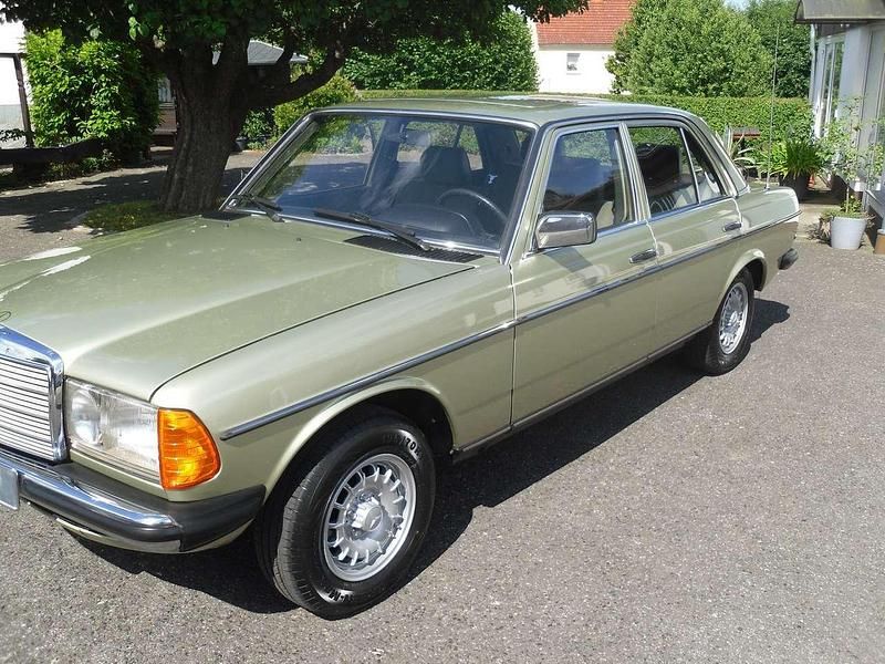 Grün Gebraucht 1983 Mercedes 230 Limousine | 16.000 € - Bild 1/4