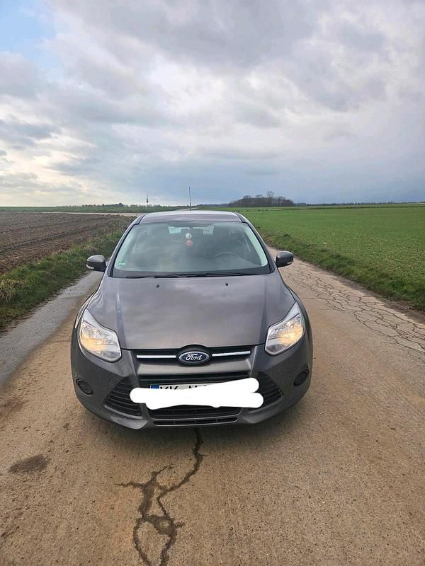 Grau Gebraucht 2014 Ford Focus Ambiente Limousine | 4.699 € (Guter Preis) - Bild 1/4