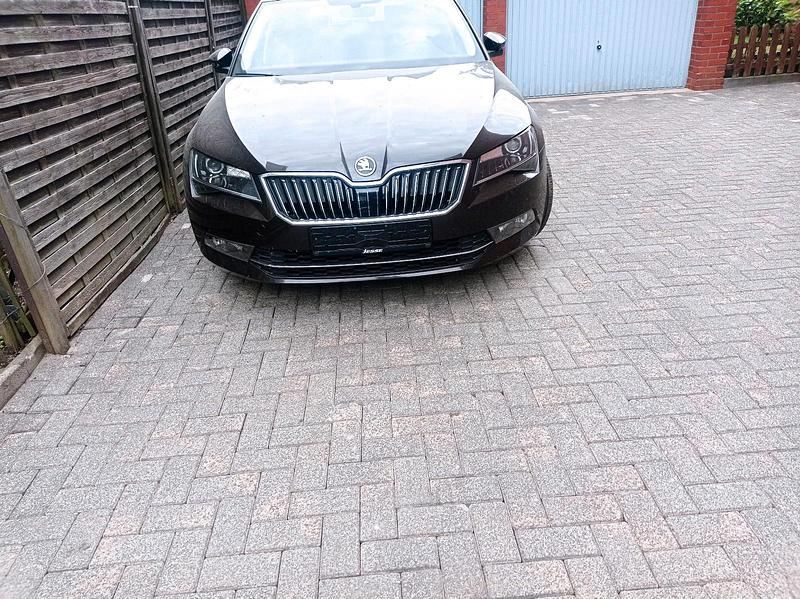 Braun Gebraucht 2018 Skoda Superb Limousine | 17.300 € (Guter Preis) - Bild 1/4