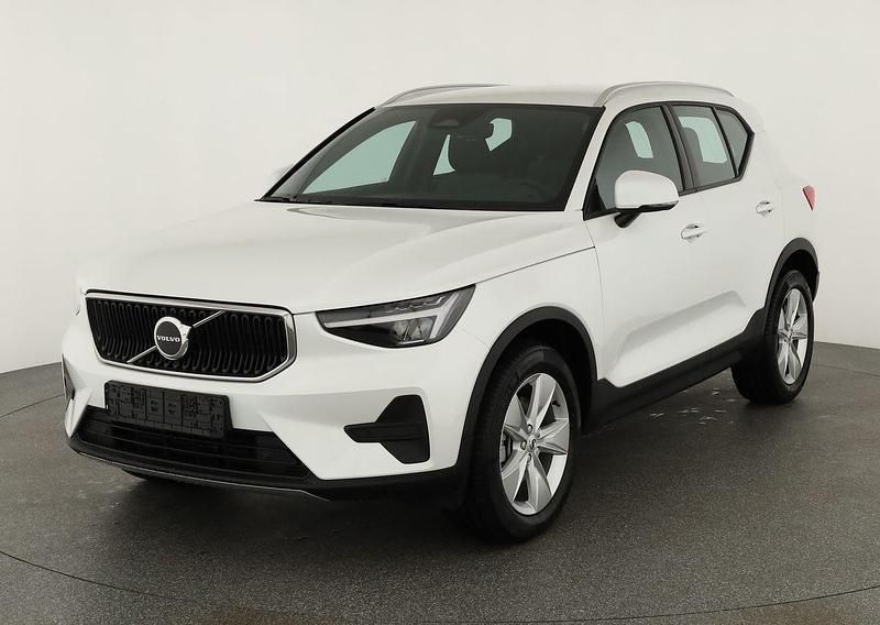 Crystal white perlglanzeffekt Neu 2025 Volvo XC40 Core SUV | 39.495 € (Guter Preis) - Bild 1/4