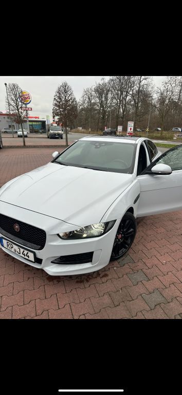 Weiß Gebraucht 2017 Jaguar XE R-Sport Limousine | 17.200 € (Etwas zu teuer) - Bild 1/3