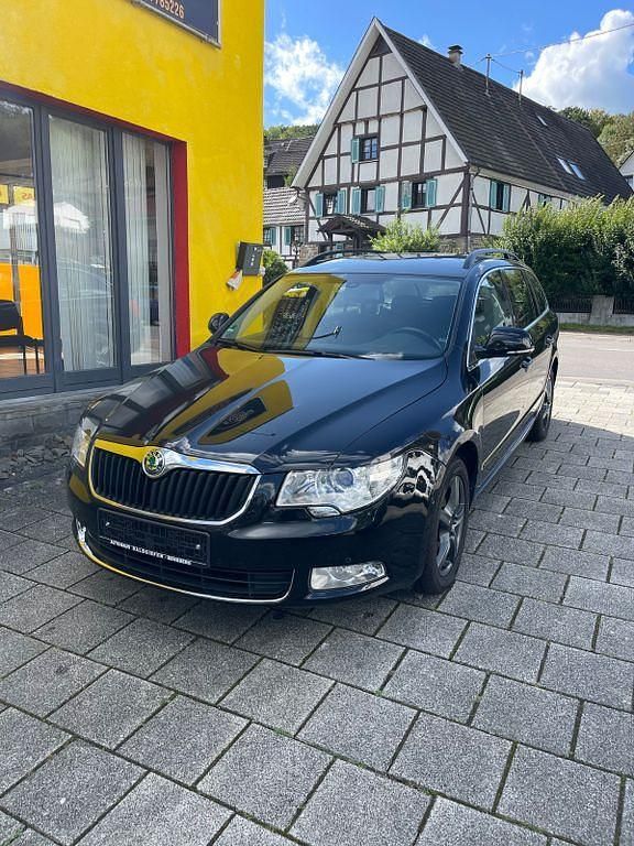 Schwarz Gebraucht 2010 Skoda Superb Ambition Kombi | 13.900 € - Bild 1/4