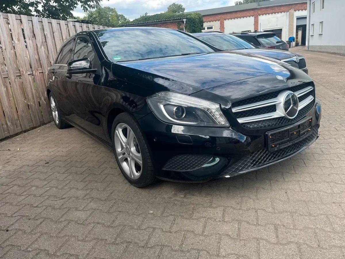 Gebraucht Mercedes A180 Urban 122 PS (89 kW) 2014 Schwarz Kleinwagen