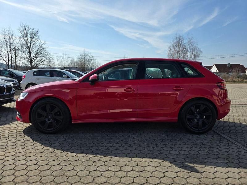 Gebraucht Audi A3 Attraction 110 PS (80 kW) 2015 Rot Limousine