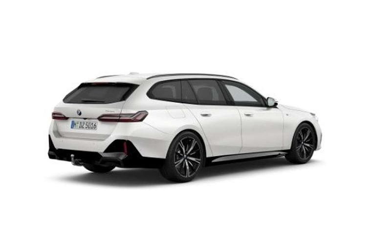 Gebraucht BMW 520 M Sport 208 PS (152 kW) 2025 Mineralweiss Kombi
