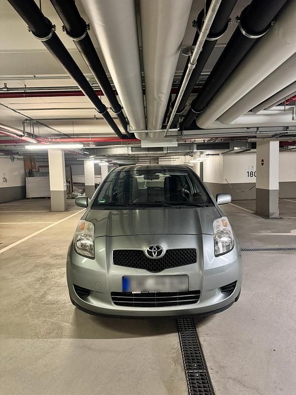 Gebraucht Toyota Yaris 69 PS (50 kW) 2007 Silber Kleinwagen