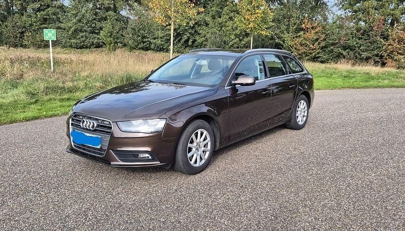 Braun Gebraucht 2013 Audi A4 Attraction Kombi | 6.990 € (Guter Preis) - Bild 1/4