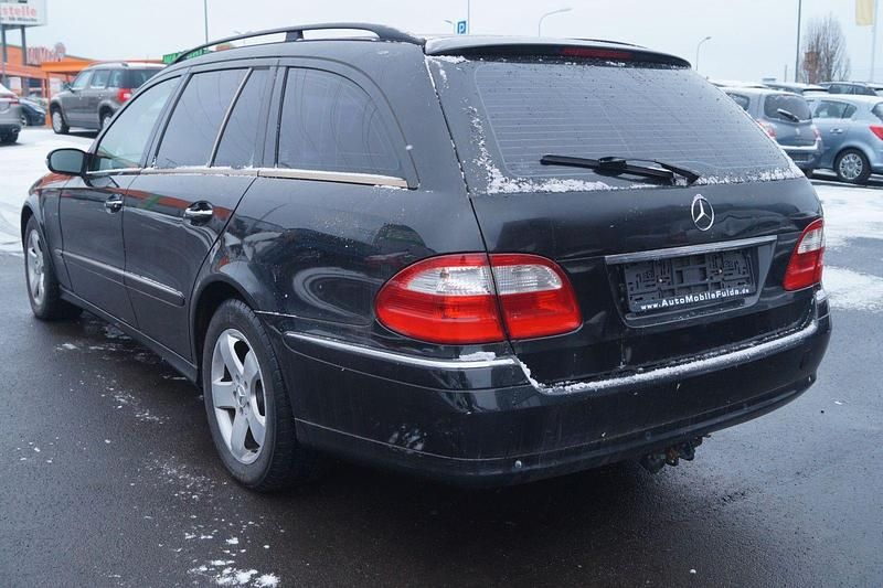 Usado Mercedes E320 Avantgarde 204 HP (150 kW) 2004 Preto Carrinha