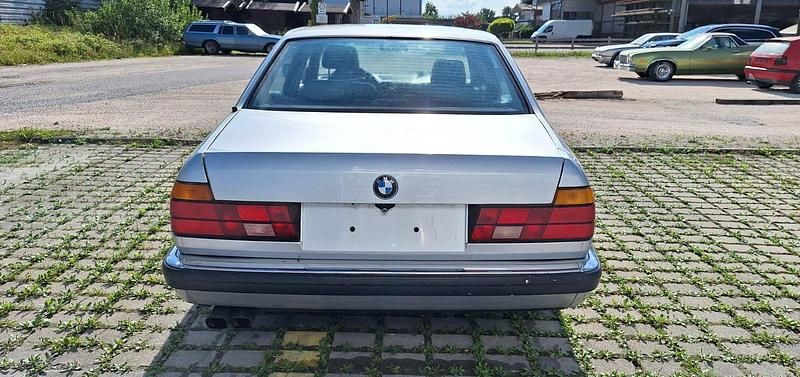 Gebraucht BMW 750L 299 PS (219 kW) 1991 Silber Limousine