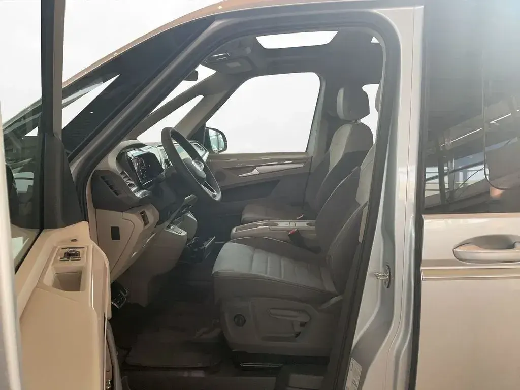 Używany VW T7 Style 150 KM (110 kW) 2025 Srebrny Van