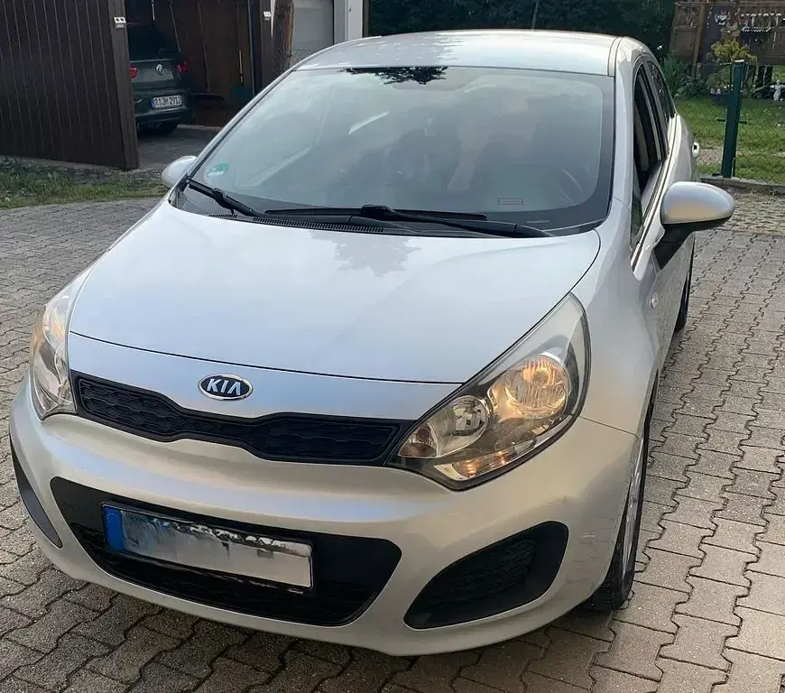 Gebraucht Kia Rio 75 PS (55 kW) 2012 Silber Limousine