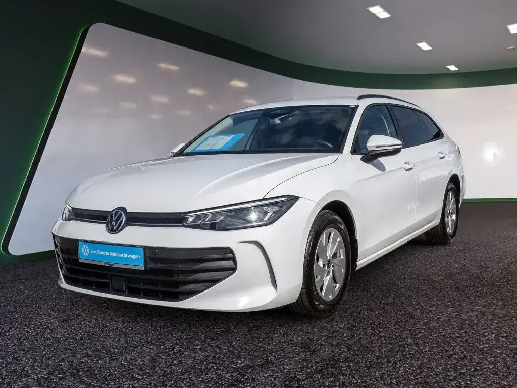 Gebraucht VW Passat Basis 150 PS (110 kW) 2024 Weiss / pure white Kombi