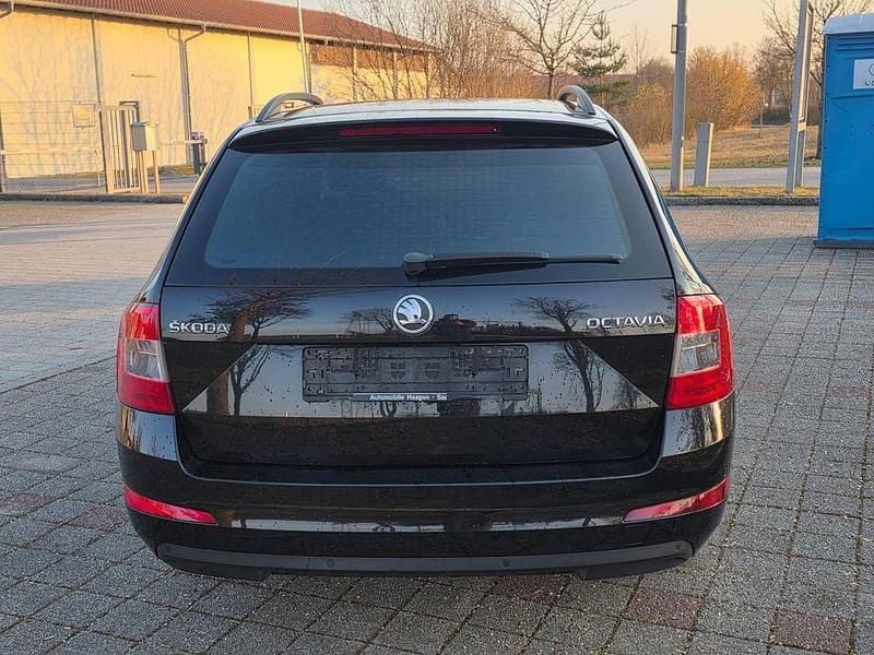 Gebraucht Skoda Octavia Ambition 105 PS (77 kW) 2014 Schwarz Kleinwagen