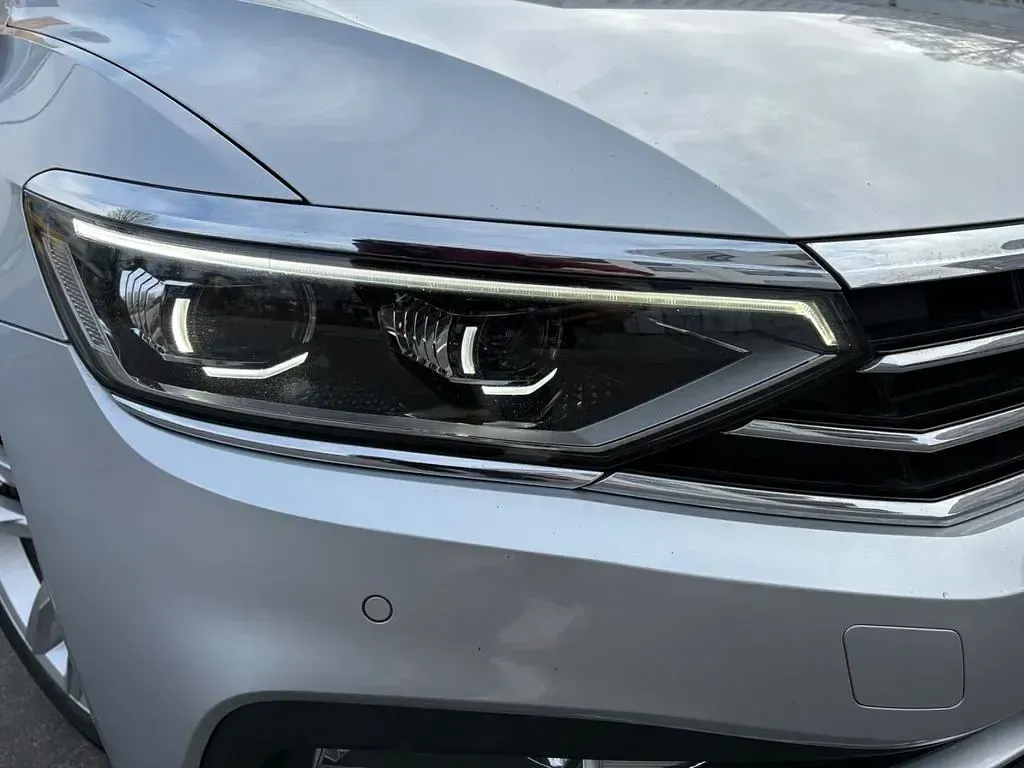 Gebraucht VW Passat Highline 272 PS (200 kW) 2020 Silber Kombi