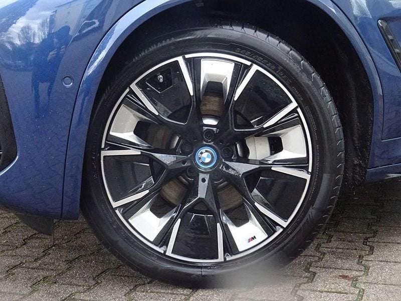 Gebraucht BMW iX3 Impressive 210 kW (286 PS) 2024 Phytonicblau met. SUV