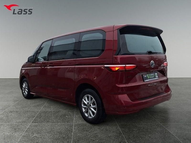 Gebraucht VW Multivan Life 150 PS (110 kW) 2024 Fortanarot metallic Van