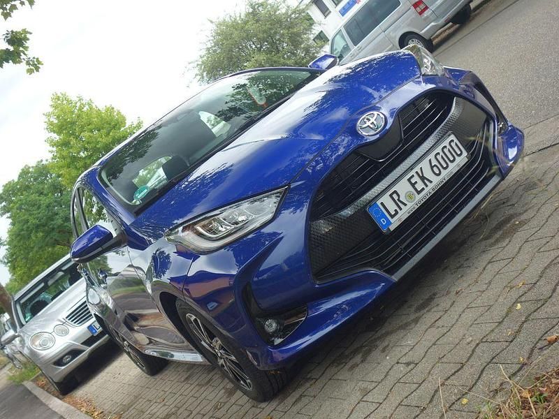 Blau Gebraucht 2023 Toyota Yaris Hybrid Team Limousine | 19.500 € (Fairer Preis) - Bild 1/4