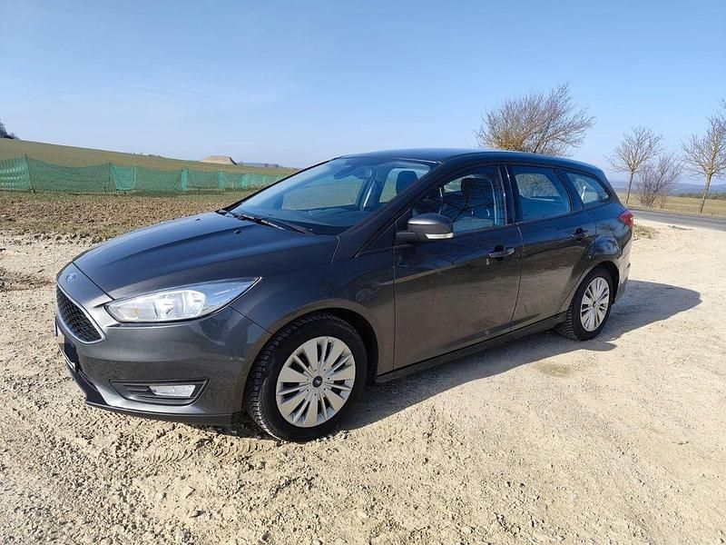 Gebraucht Ford Focus Trend 125 PS (91 kW) 2016 Grau Limousine