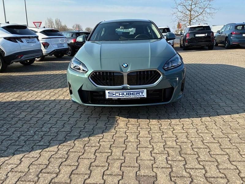 Neu BMW 116 122 PS (89 kW) 2026 Cape york grün metallic Kleinwagen