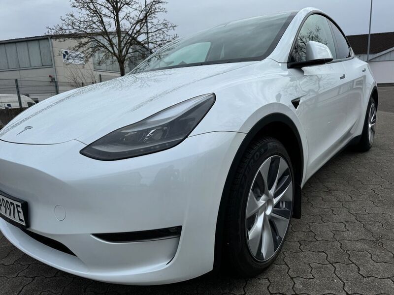 Weiß Gebraucht 2023 Tesla Model Y Long Range SUV | 42.900 € (Etwas zu teuer) - Bild 1/4