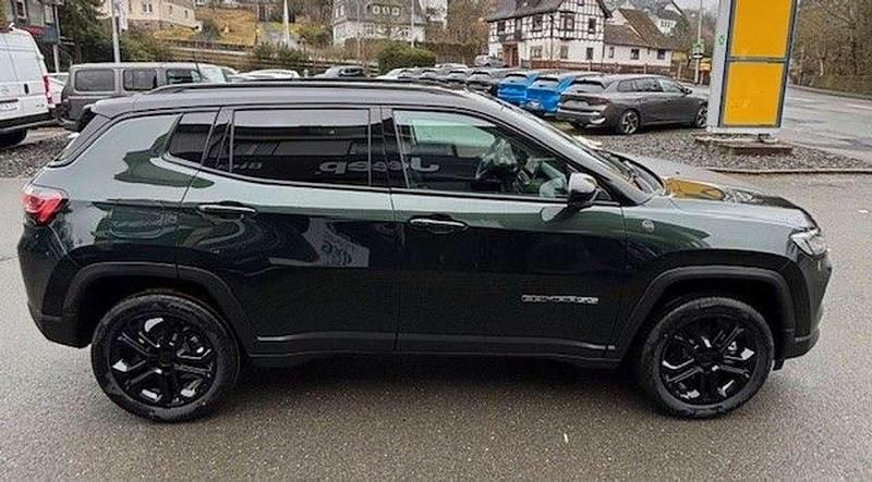 Neu Jeep Compass North 131 PS (96 kW) 2025 Grün SUV