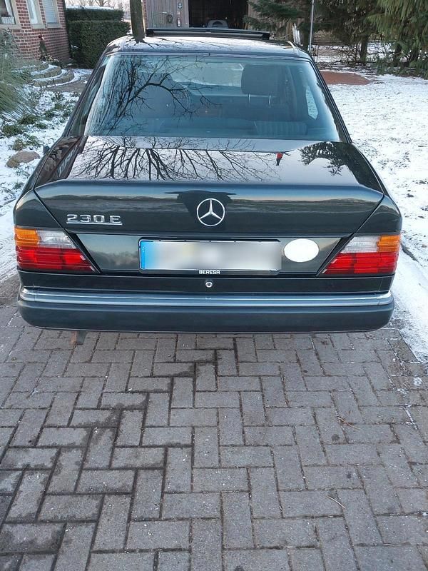 Gebraucht Mercedes E230 132 PS (97 kW) 1990 Schwarz Limousine