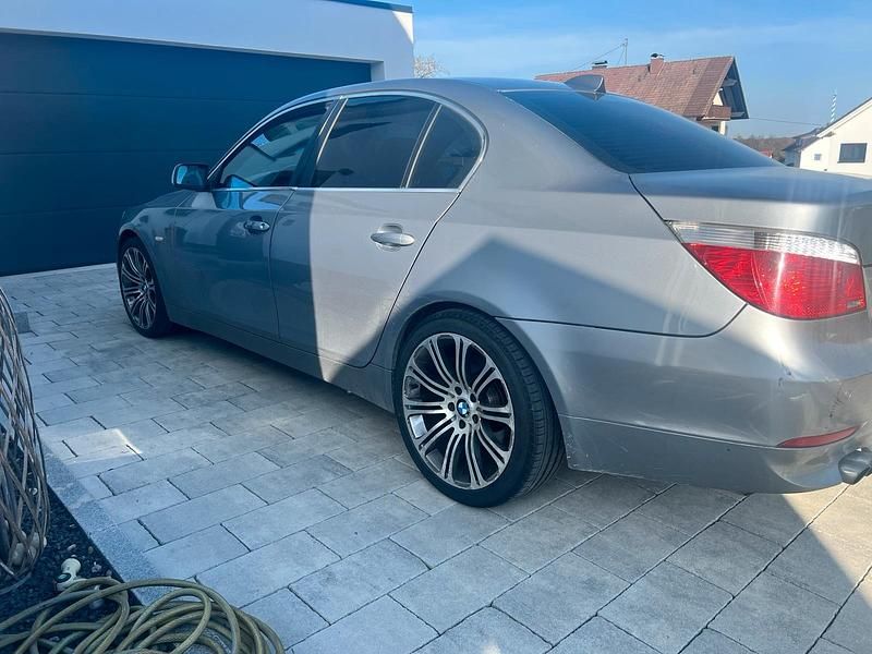 Gebraucht BMW 525 168 PS (123 kW) 2005 Grau Limousine