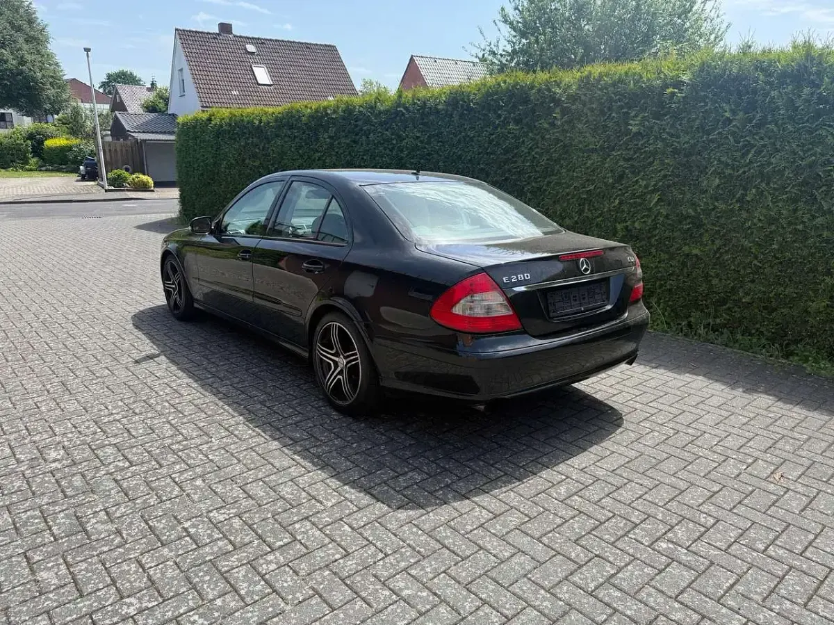 Gebraucht Mercedes E280 Elegance 190 PS (139 kW) 2008 Schwarz Limousine