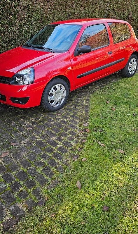 Rot Gebraucht 2009 Renault Clio II Campus Limousine | 1.750 € (Guter Preis) - Bild 1/4