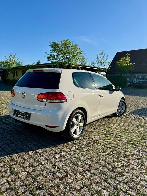 Gebraucht VW Golf VI 105 PS (77 kW) 2010 Weiß Kleinwagen