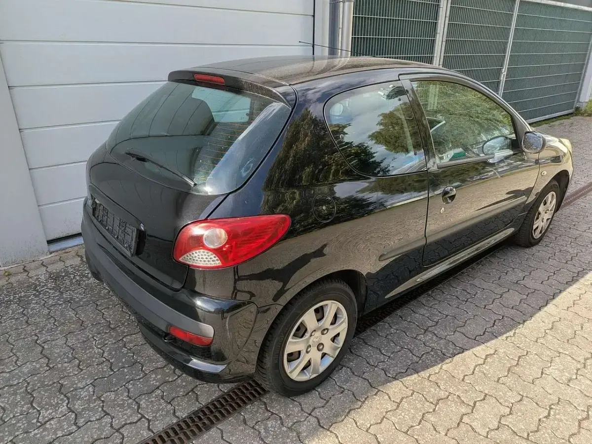 Gebraucht Peugeot 206 75 PS (55 kW) 2010 Schwarz Limousine