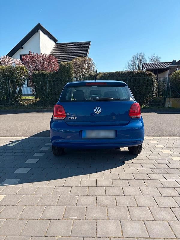 Gebraucht VW Polo 60 PS (44 kW) 2011 Blau Kleinwagen