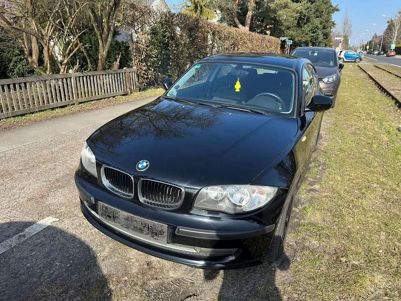 Gebraucht BMW 116 122 PS (89 kW) 2010 Schwarz Kleinwagen