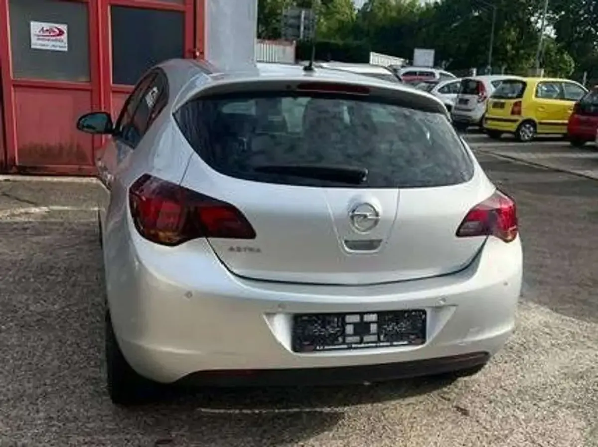 Gebraucht Opel Astra 116 PS (85 kW) 2012 Silber Limousine