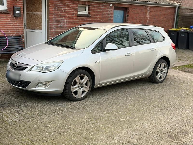 Gebraucht Opel Astra 101 PS (74 kW) 2011 Silber Kombi