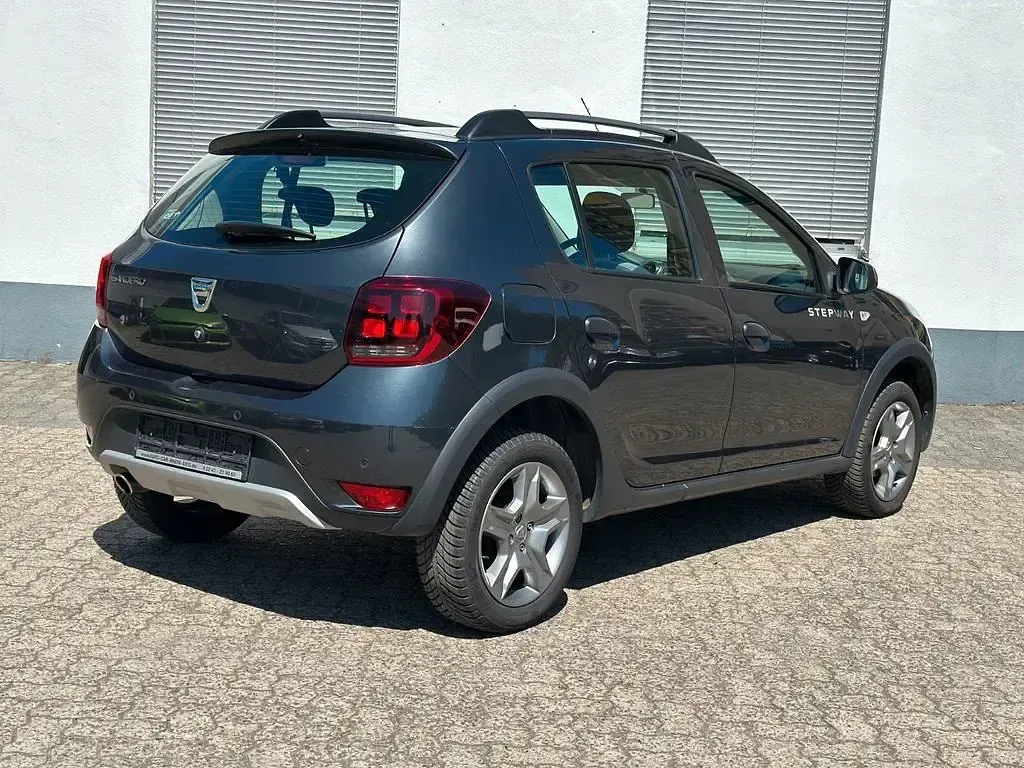 Gebraucht Dacia Sandero Celebration 90 PS (66 kW) 2018 Grau SUV